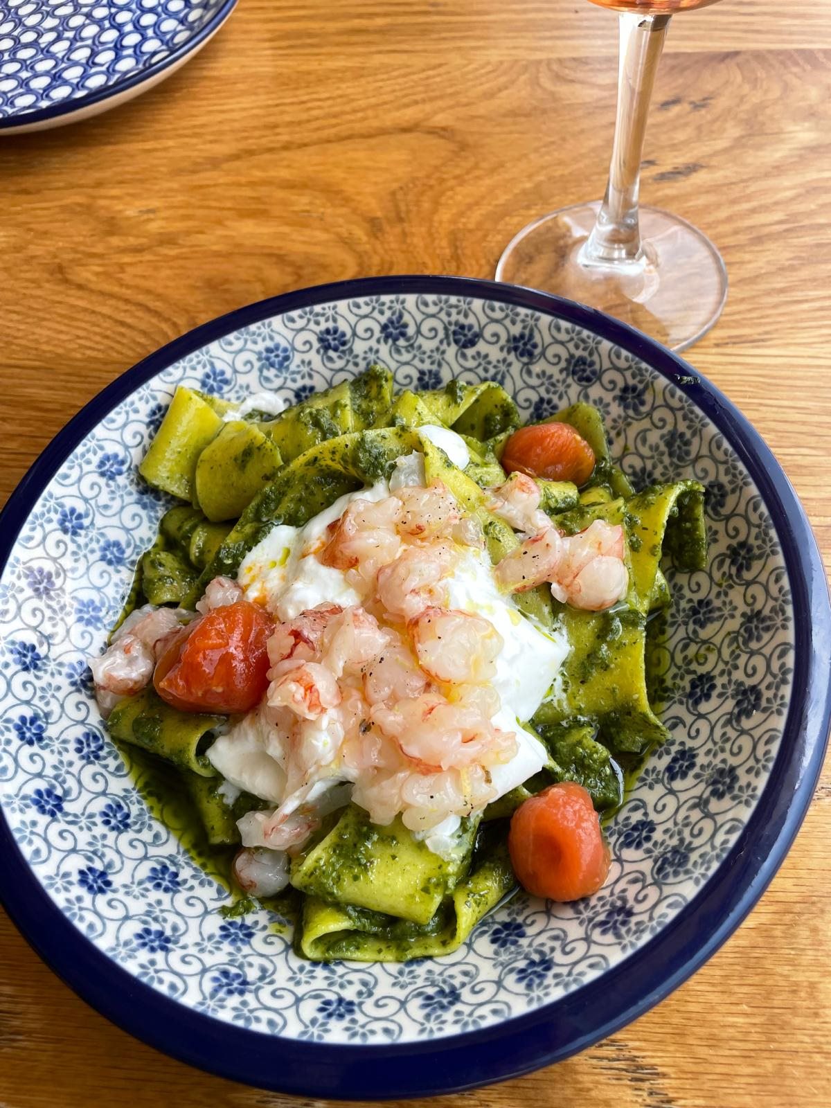 Pappardelle al pesto con tartar de gambas de Ca'n Pelut